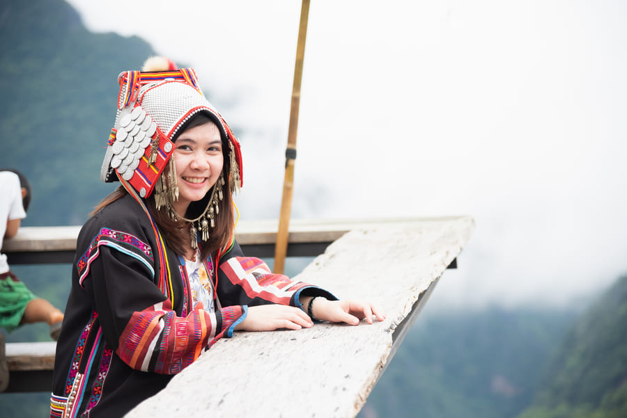 Mujer con la vestimenta tradicional de una tribu de las colinas que habitan en las regiones montañosas de China.