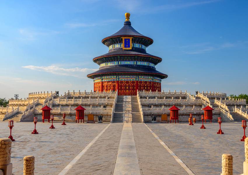 Templo de Cielo y algunas personas caminando al lado de él