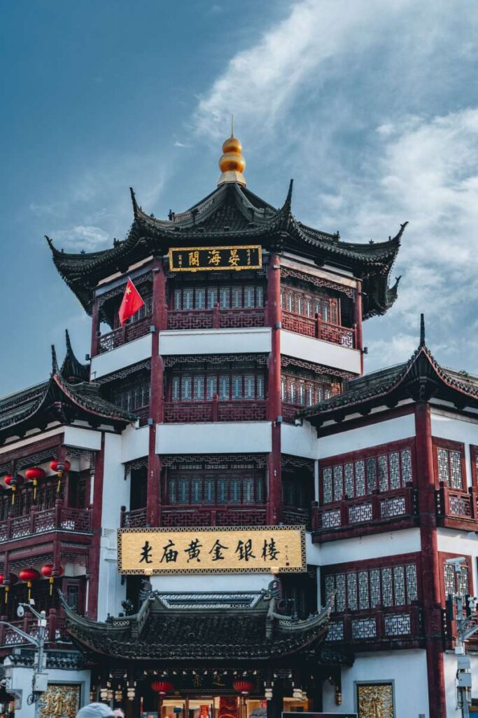 Icónico edificio de Shangai Lao Miao Joyería. Con techos de tejas negras con aleros aleveados y curvados, estructura de madera con detalles rojos.