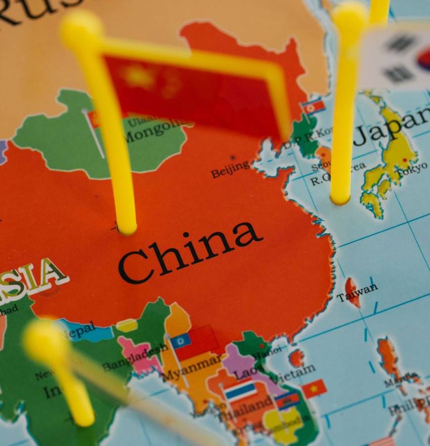 mapa de Asia y se enfoca en el país de China con una bandera como pin